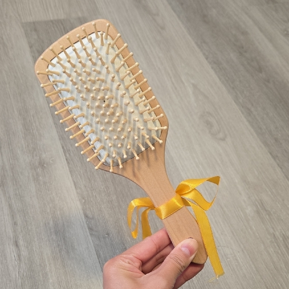 Wooden Hair Brush with Yellow Ribbon & "Nicole" Engraved - Picture 4 of 5